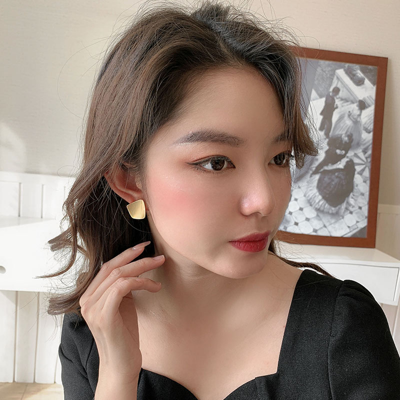 レディースピアス マットな質感の立体スクエアスタッドピアス