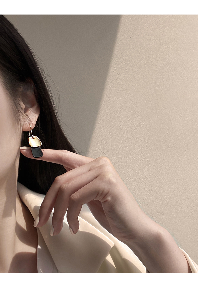 レディースピアス 幾何学二段揺れる大人のフック型片耳飾り