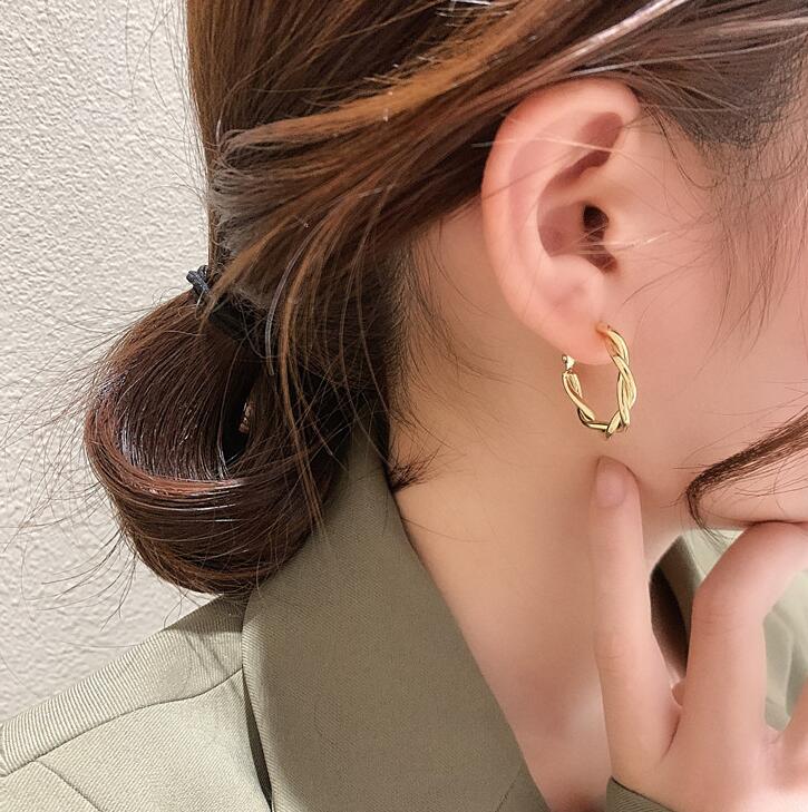 ピアスレディース 韓国風ツイスト模様フープピアス 上品な通勤用アクセサリー
