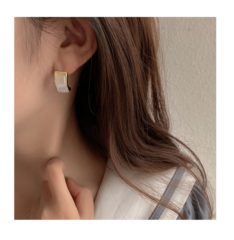 レディースピアス 艶やか貝殻モチーフ幅広スタッドピアス