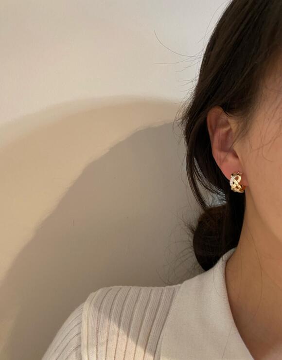 ピアスレディース 輝く編み込みフープピアス 女性用お洒落アクセサリー 通勤対応