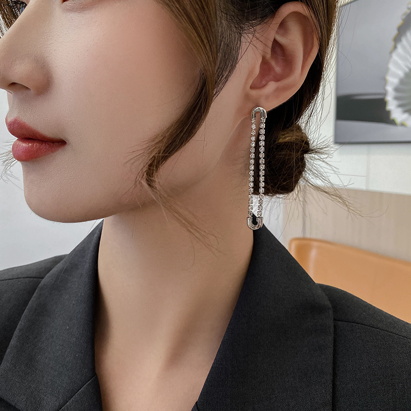 レディースピアス 安全針モチーフ輝石装飾垂れ下がり耳飾り