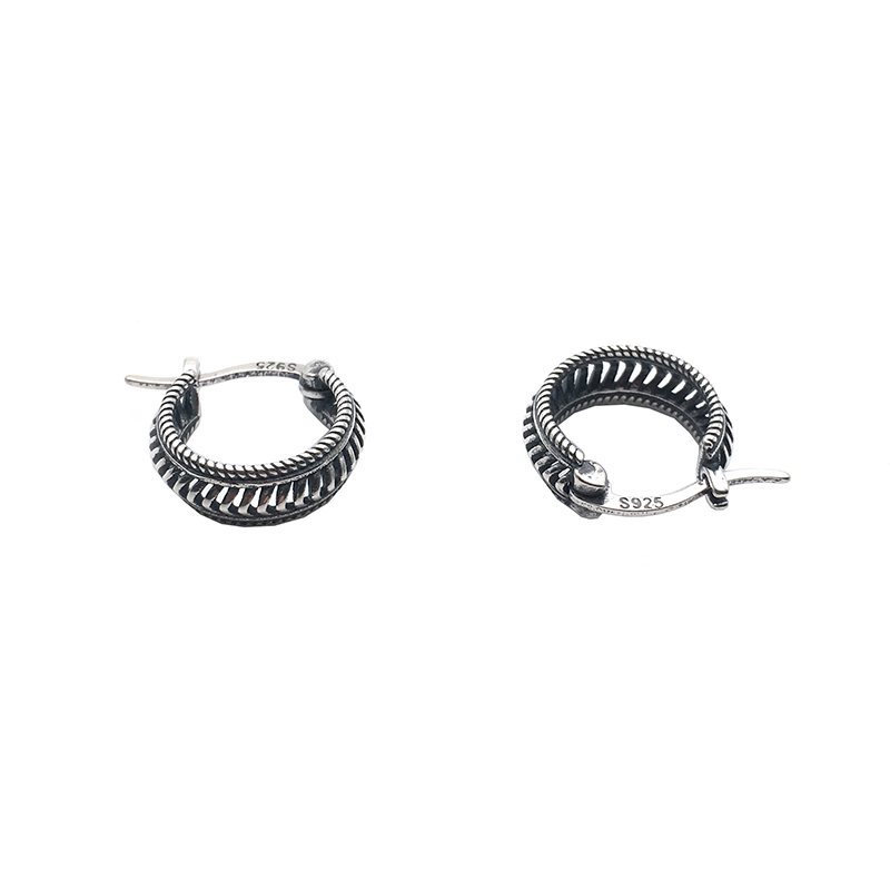 レディースピアス 編み込み風デザイン小ぶりフープピアス