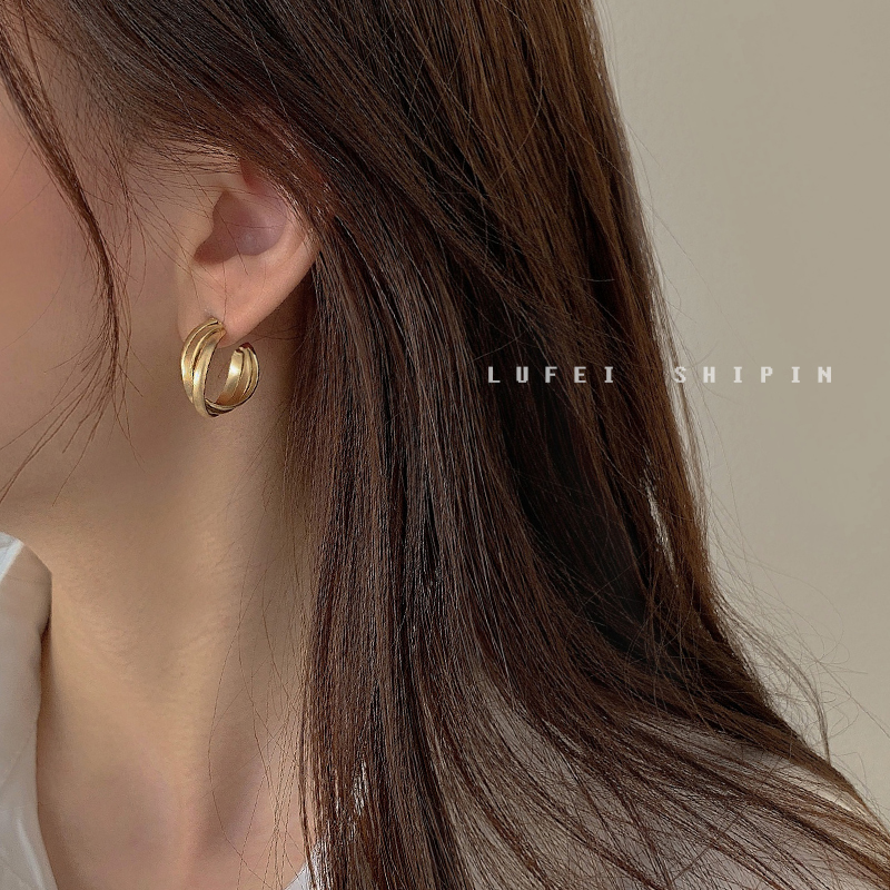 レディースピアス 上品な三重巻きデザイン小振りフープピアス