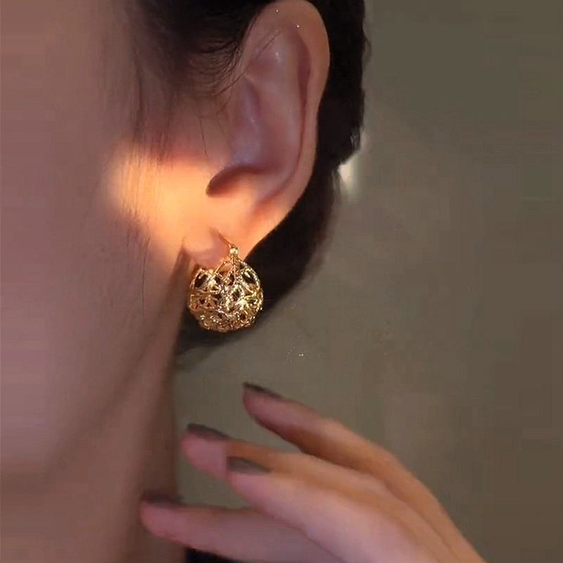 レディースピアス 立体透かし彫り装飾フープピアス