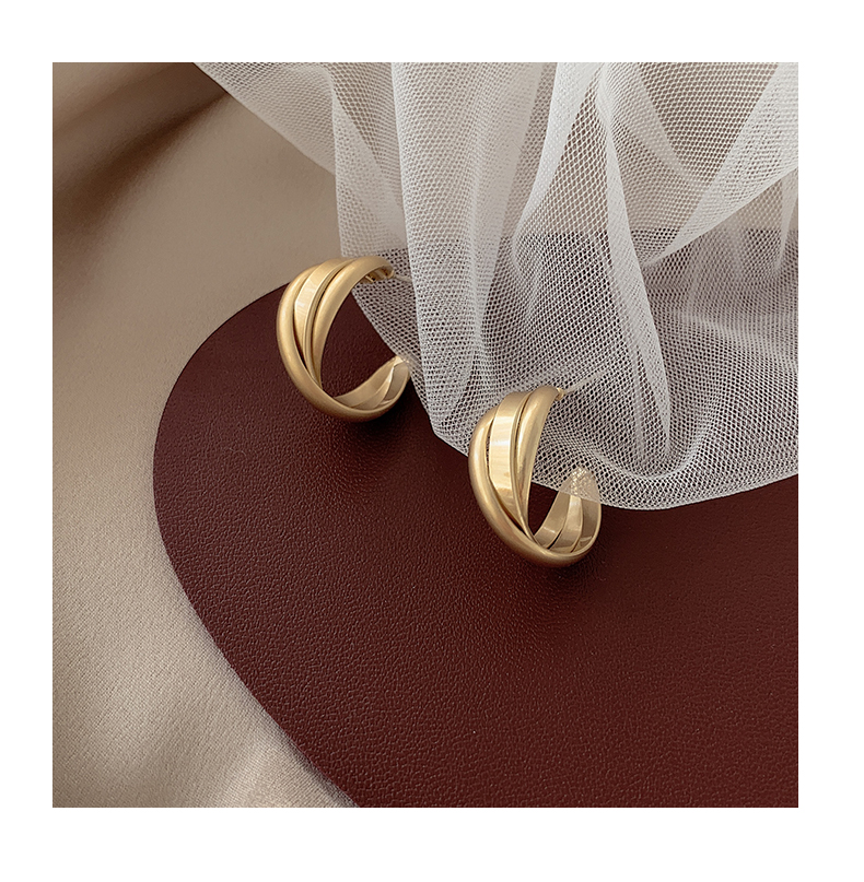 レディースピアス 上品な三重巻きデザイン小振りフープピアス