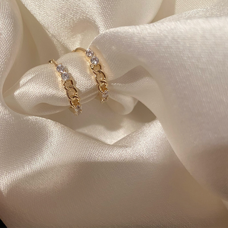 レディースピアス 煌めく鎖模様とクリスタルの上品フープピアス