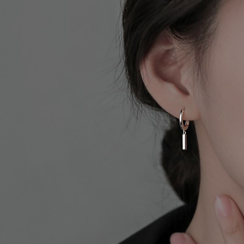 レディースピアス 縦長バーチャーム付きシンプルフープピアス