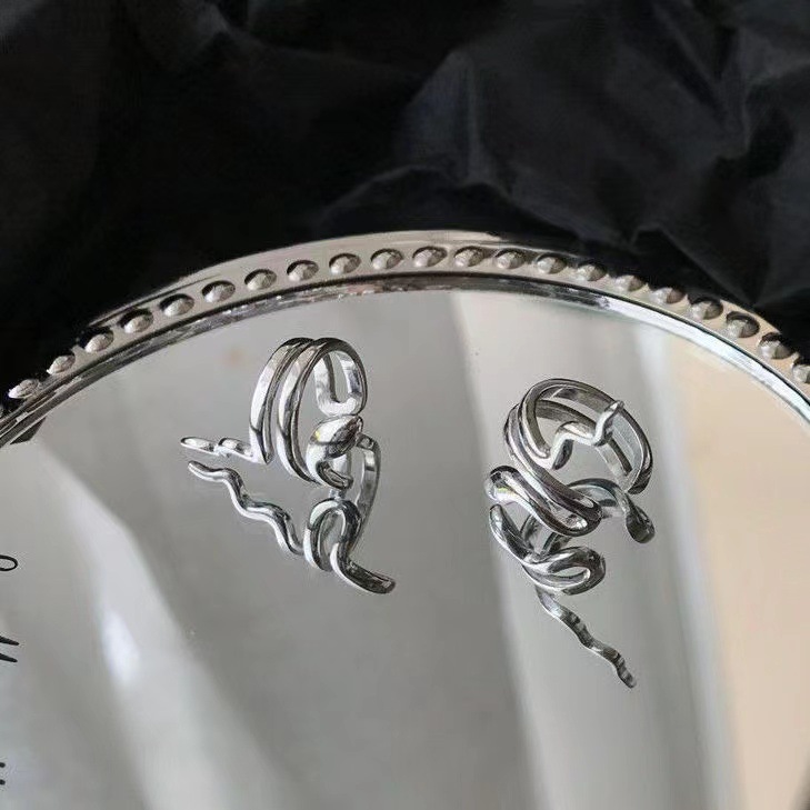 レディースピアス 蛇モチーフ螺旋デザインイヤーカフ