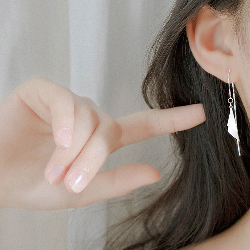 レディースピアス 幾何学模様プレート揺れるチェーン付きピアス