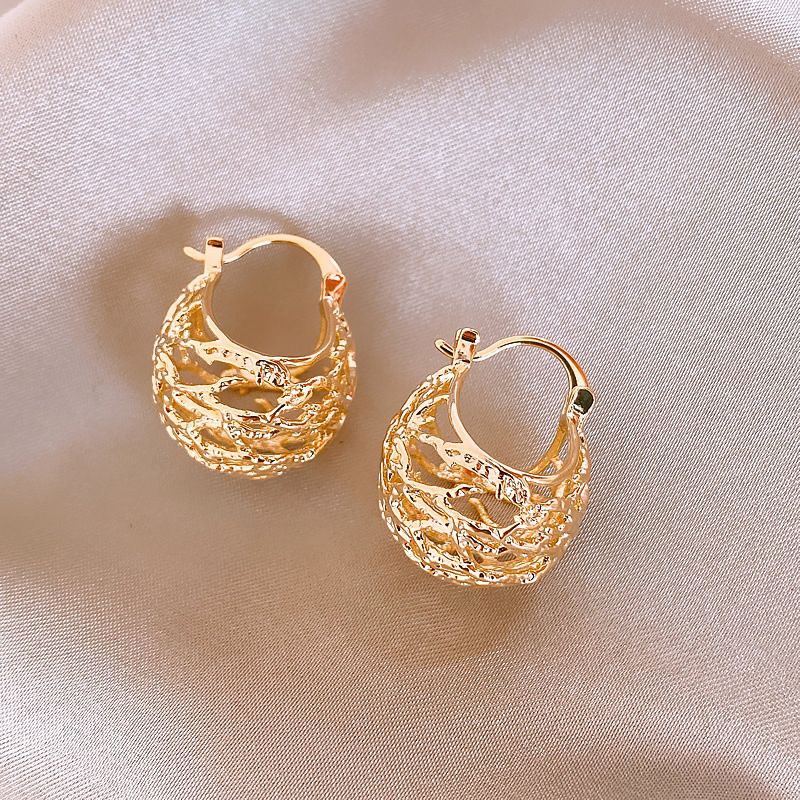 レディースピアス 立体透かし彫り装飾フープピアス