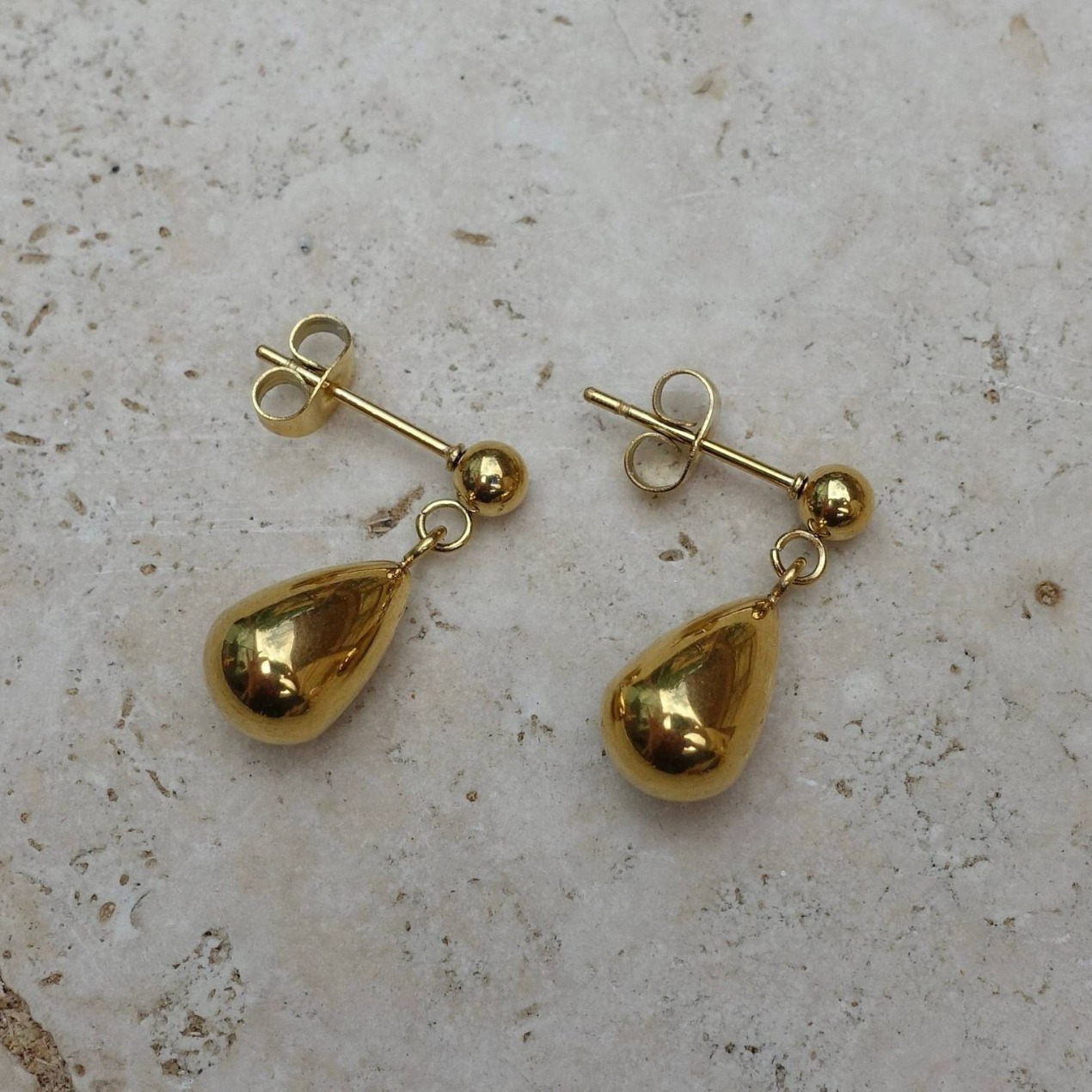 レディースピアス 雫型チャーム付きスタッドピアス