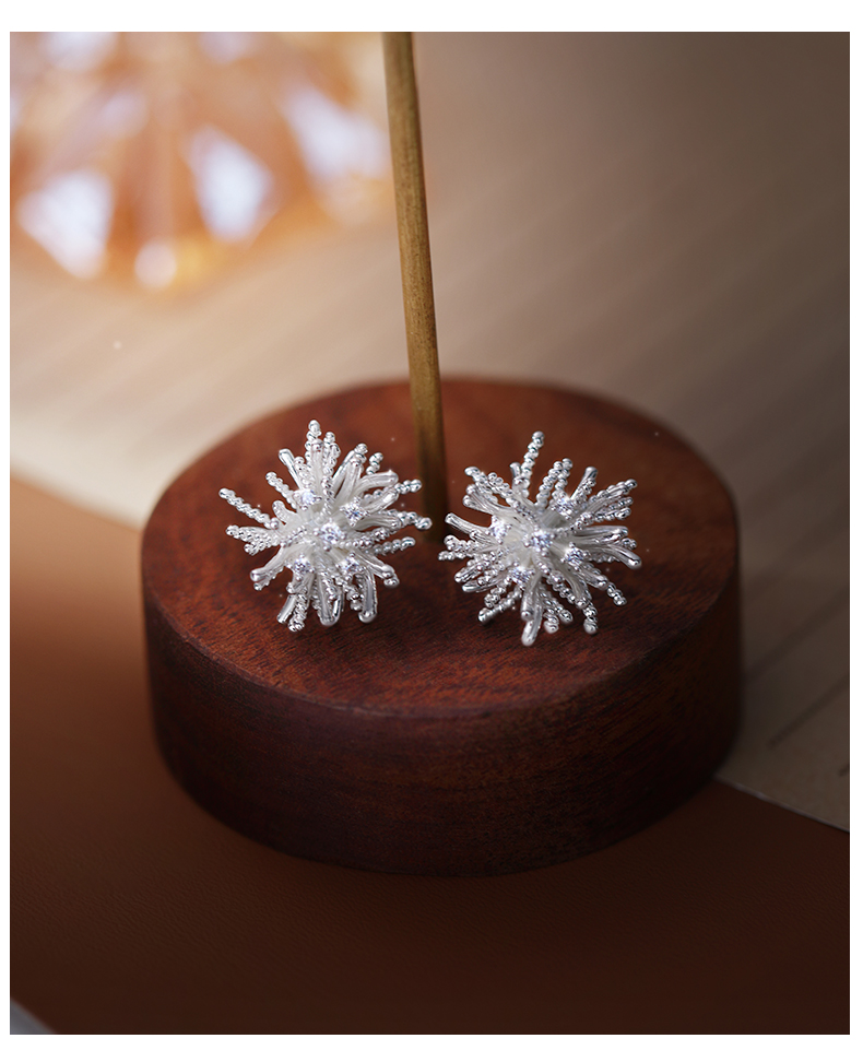 ピアスレディース 雪の結晶モチーフ立体スタッドピアス