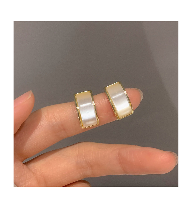 レディースピアス 艶やか貝殻モチーフ幅広スタッドピアス