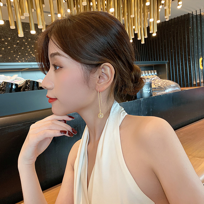 レディースピアス 透かし模様球体チャーム付き繊細チェーンピアス