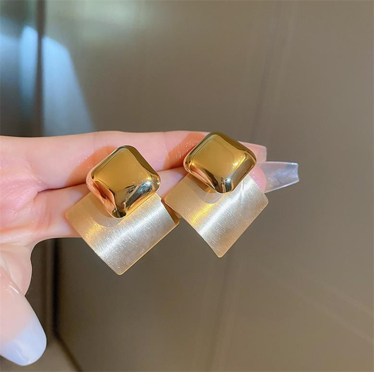 ピアスレディース 洗練されたレトロ風スタッドピアス 気質溢れる金色耳飾り