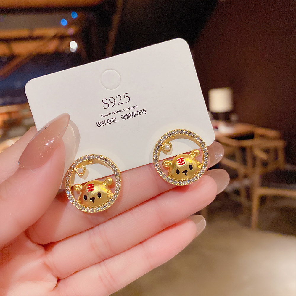 ピアスレディース 虎顔スタッドピアス キラキラ輝石付き可愛いトラモチーフ