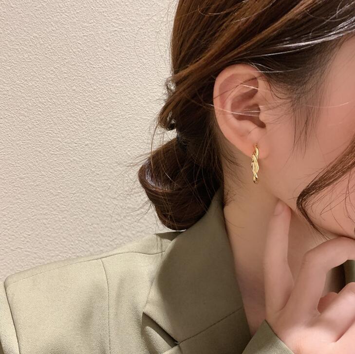 ピアスレディース 韓国風ツイスト模様フープピアス 上品な通勤用アクセサリー