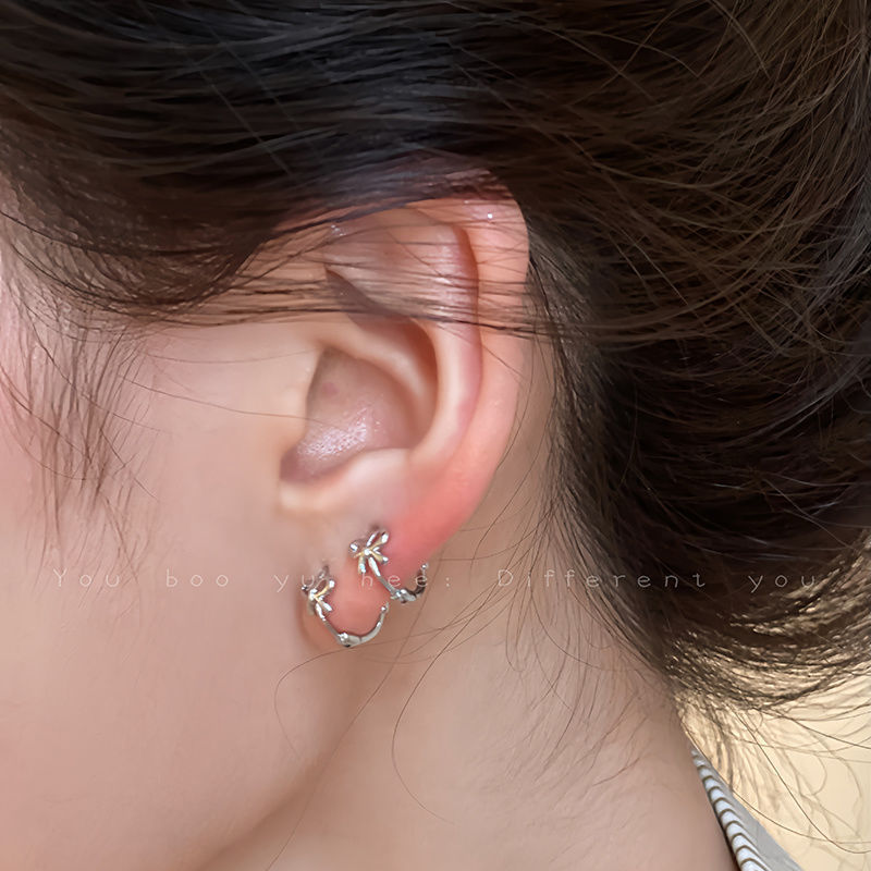 レディースピアス 可憐な蝶々モチーフ小ぶりフープピアス