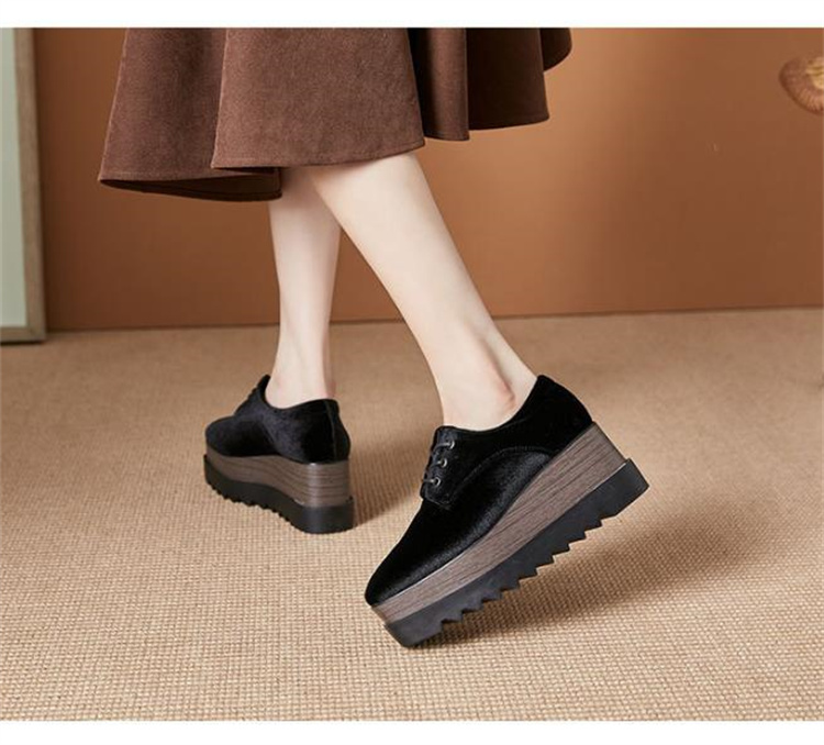 レディーススリッポン 二〇二五年春新作 黒色起毛素材厚底靴 紐結び四角先端