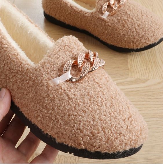レディーススリッポン チェーン飾り付きふわふわボア素材スリッポン