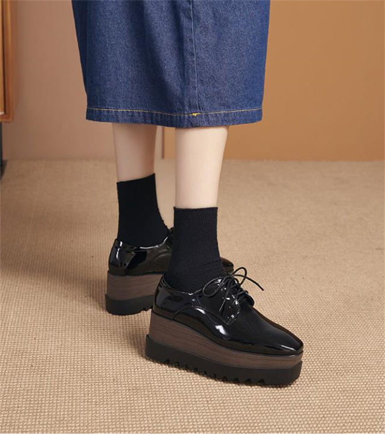 レディーススリッポン 二〇二五年春新作 黒色起毛素材厚底靴 紐結び四角先端