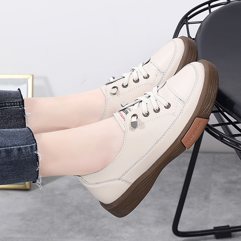 白い厚底スリッポンでおしゃれに決まるおすすめ5選