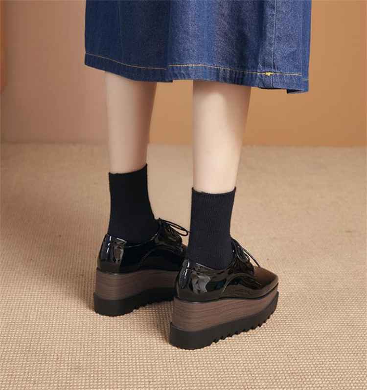 レディーススリッポン 二〇二五年春新作 黒色起毛素材厚底靴 紐結び四角先端