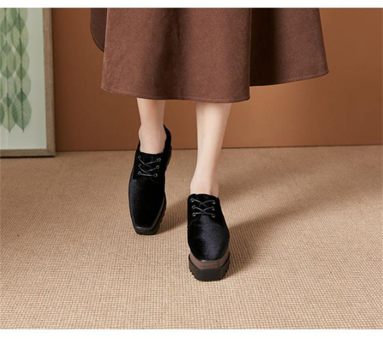 レディーススリッポン 二〇二五年春新作 黒色起毛素材厚底靴 紐結び四角先端