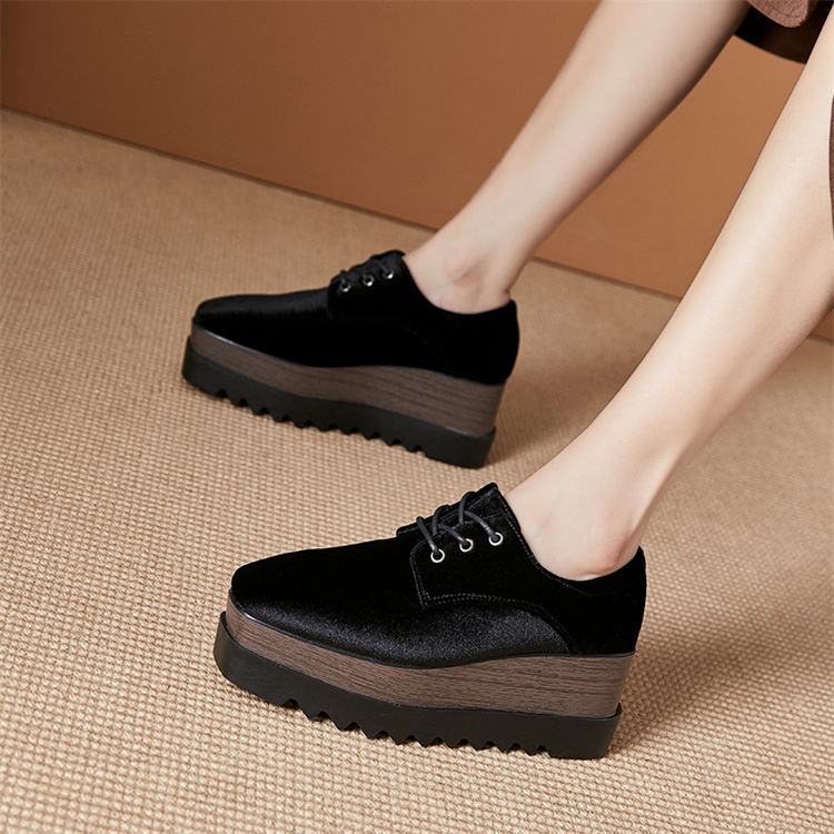 レディーススリッポン 二〇二五年春新作 黒色起毛素材厚底靴 紐結び四角先端