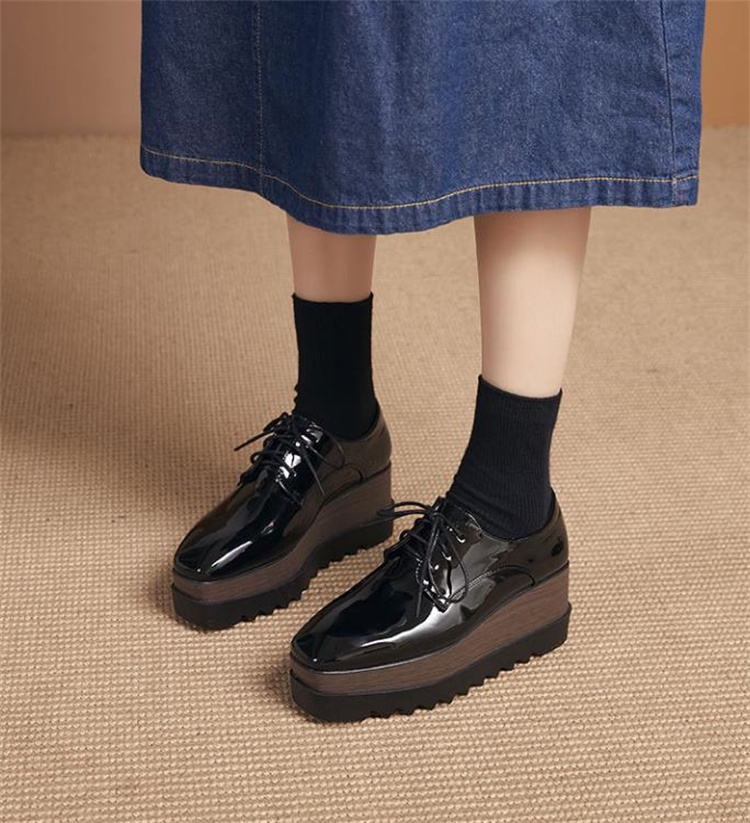 レディーススリッポン 二〇二五年春新作 黒色起毛素材厚底靴 紐結び四角先端