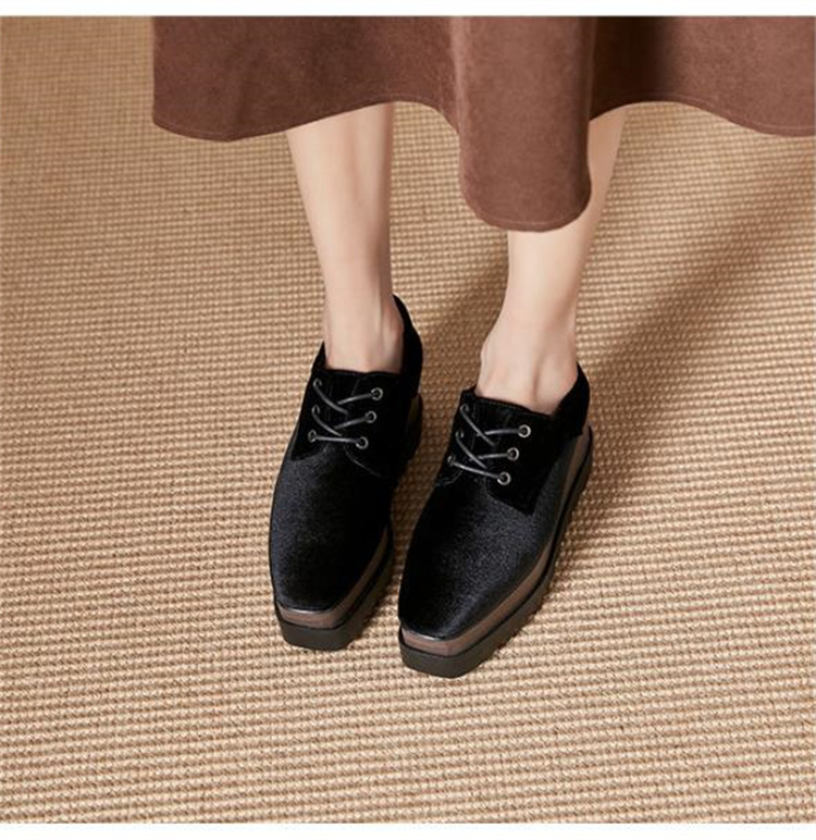 レディーススリッポン 二〇二五年春新作 黒色起毛素材厚底靴 紐結び四角先端