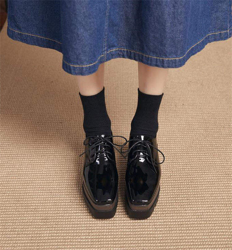 レディーススリッポン 二〇二五年春新作 黒色起毛素材厚底靴 紐結び四角先端