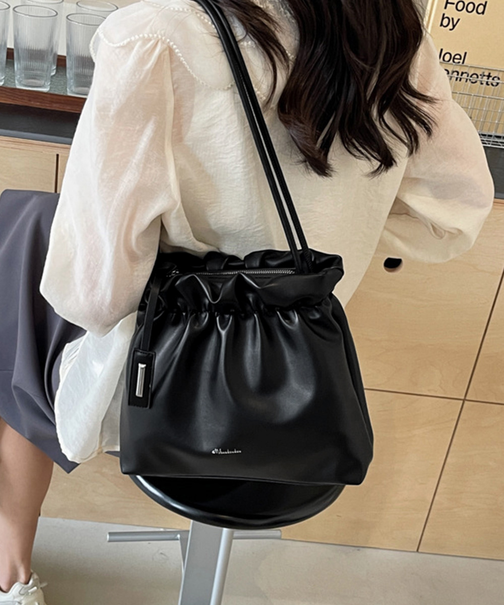 https://fulmo-img-server.com/lanabag/063d25e8-6d08-4dc2-95e1-1518f71bd4e2.jpg