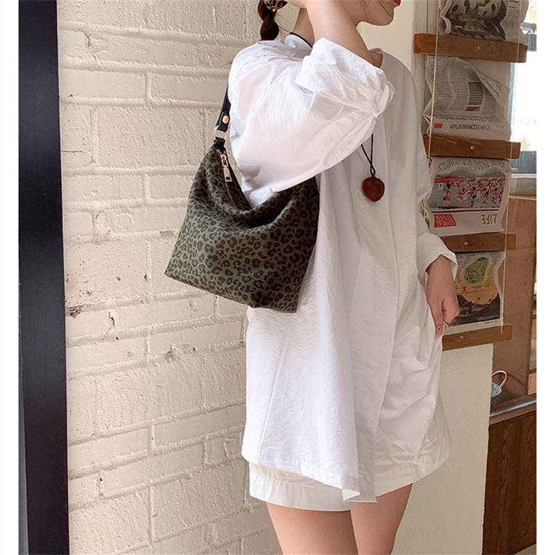 https://fulmo-img-server.com/lanabag/1406f052-8221-4266-b9a7-a0aabb52ae5f.jpg