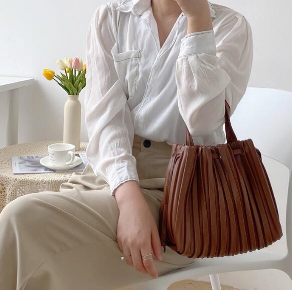 https://fulmo-img-server.com/lanabag/42c35805-dbee-48cf-96df-1e2b9e0ae7c2.jpg