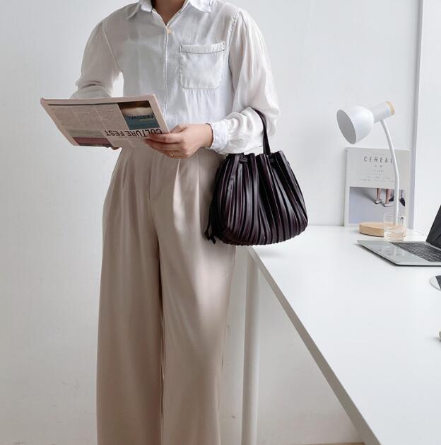 https://fulmo-img-server.com/lanabag/7c464e38-dbcd-4e36-845c-b4b5b395fc2f.jpg