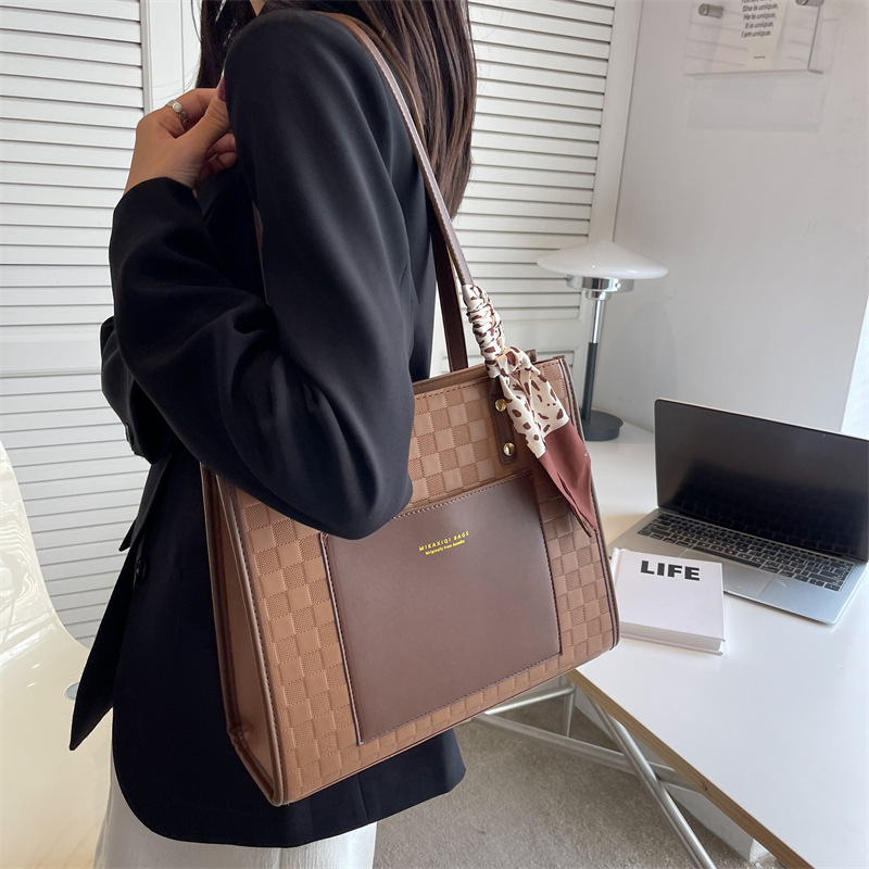 https://fulmo-img-server.com/lanabag/a9947553-7032-48bd-a43d-b72bc1333491.jpg