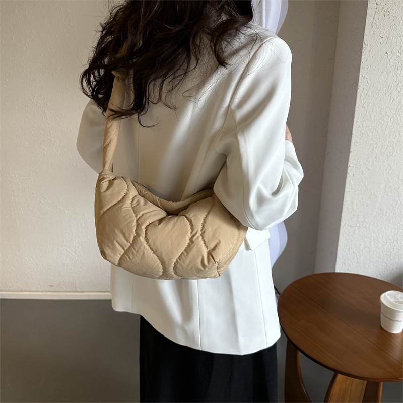 https://fulmo-img-server.com/lanabag/b242edb6-3d25-4886-aaa0-f339e6ba73f4.jpg