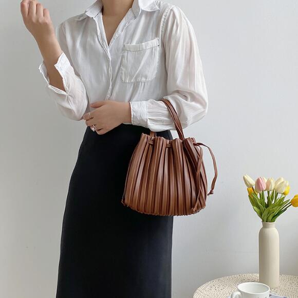 https://fulmo-img-server.com/lanabag/b51ccad3-e947-4b1a-a4c3-fcec5ddea870.jpg