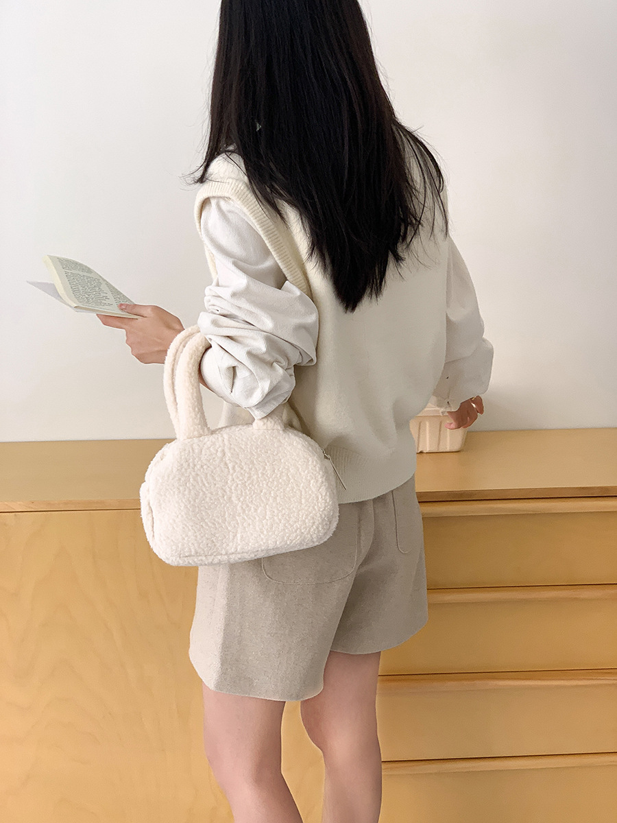 https://fulmo-img-server.com/lanabag/bdf38a3d-bdc5-4c71-b93f-215f4ff7a3e0.jpg