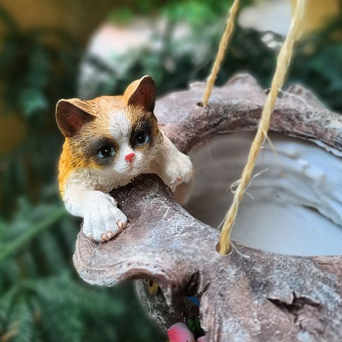 ガーデニング 花籠を抱える子猫のつりオーナメント