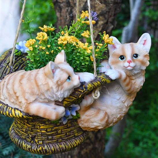 ガーデニング 花籠を抱える子猫のつりオーナメント