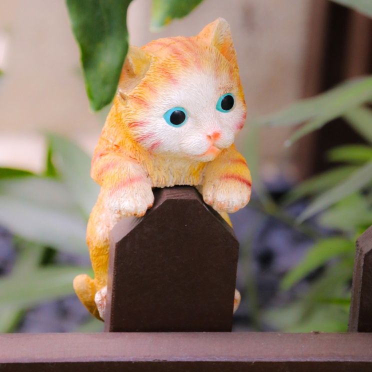 ガーデニング 覗き見子猫のガーデンピーカー