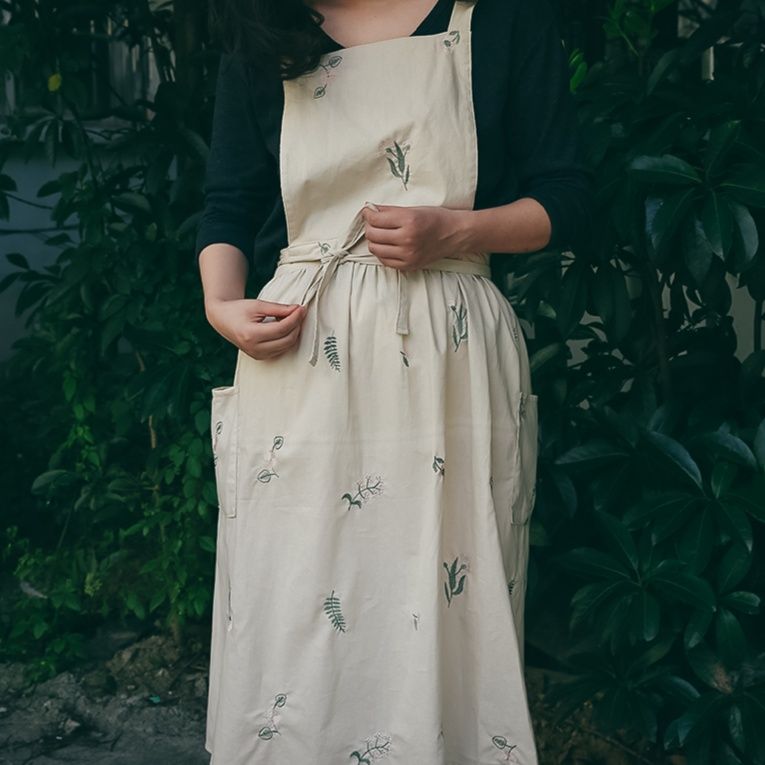 ガーデニング 植物柄刺繍ワンピース型のガーデニングエプロン