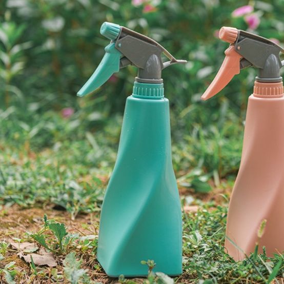 ガーデニング 三角錐型スプレー式霧吹きボトル