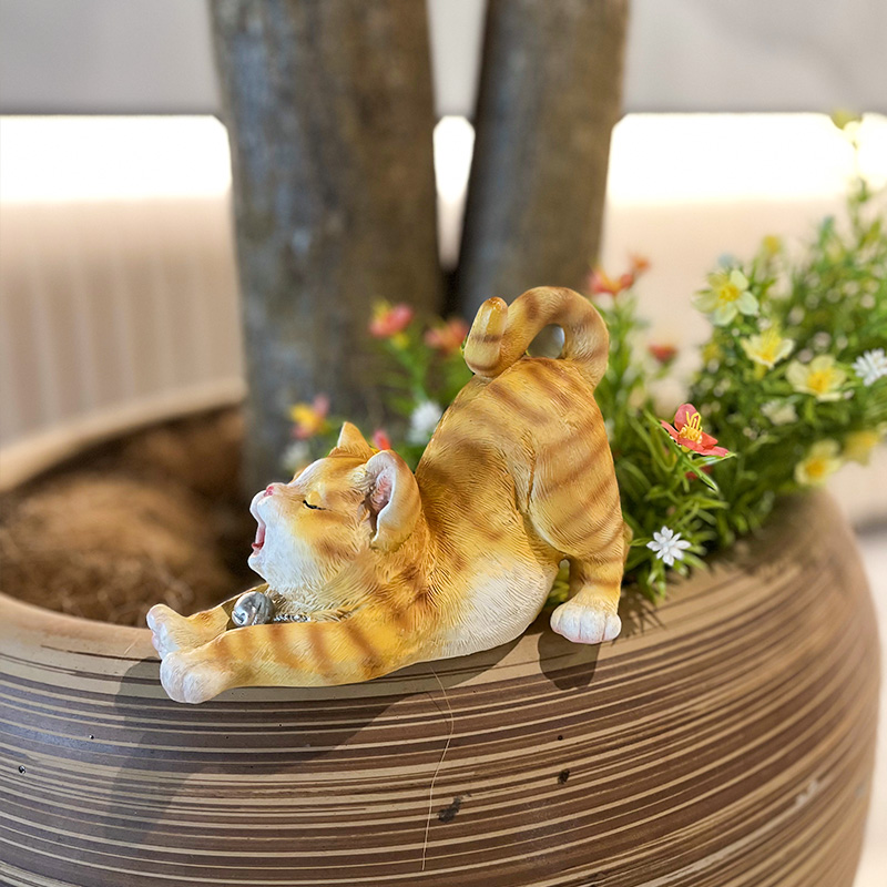 ガーデニング あくびする猫のオーナメント