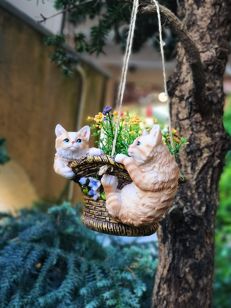 ガーデニング 花籠を抱える子猫のつりオーナメント