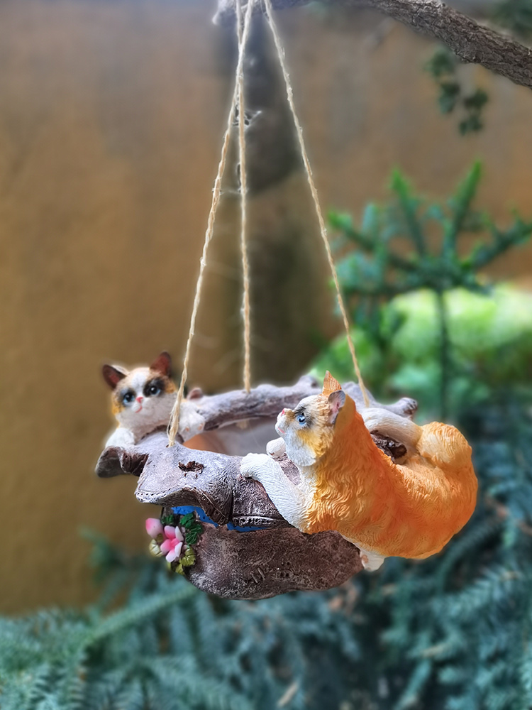ガーデニング 花籠を抱える子猫のつりオーナメント