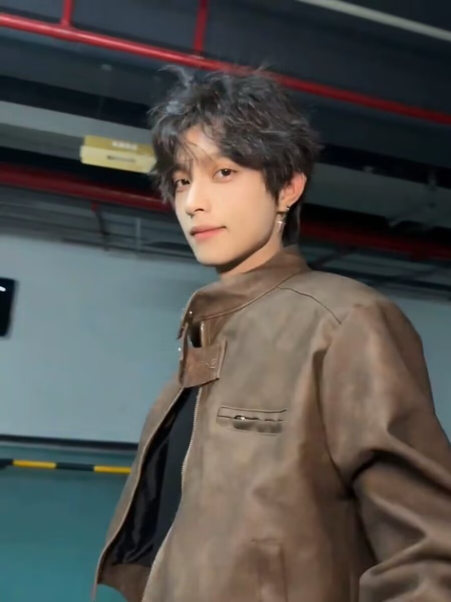 レザージャケット 立襟スタッズ装飾ショート丈ライダースジャケット